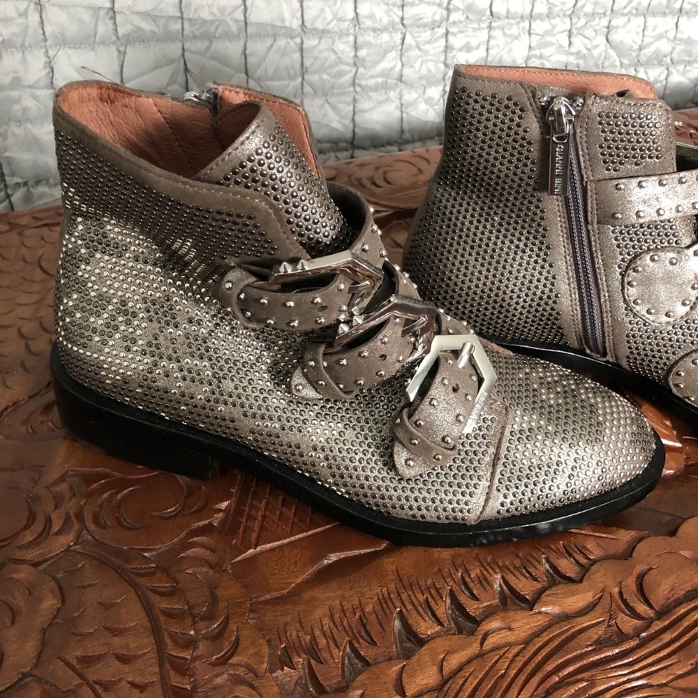 Gianni Bini short leather silver booties